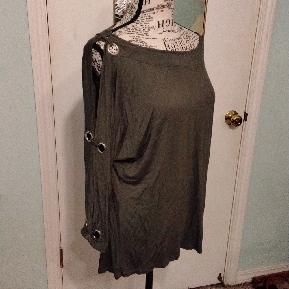 Women's dark green lace sleeve top by Cable & Gauge